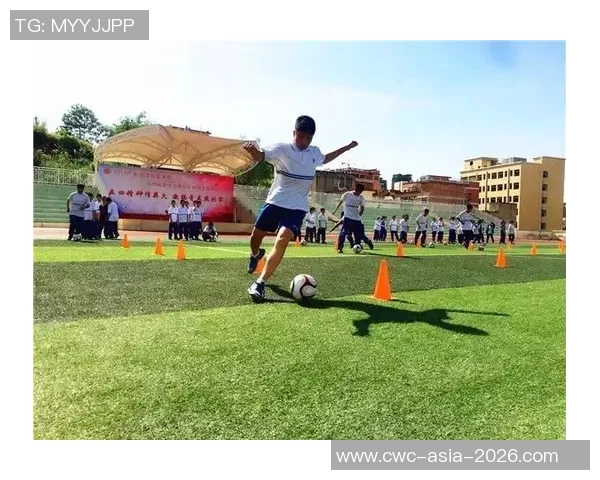 飞起来的足球在阳光下划出优美弧线展现运动之美的瞬间